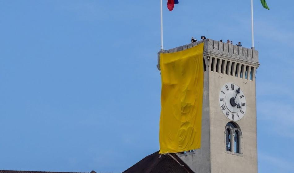 Na Ljubljanskem gradu rumena zastava: "Dovolj je bilo!"