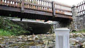 Pod tem mostom so februarja 2007 našli utopljenega Tedia. Republiški inšpektorat