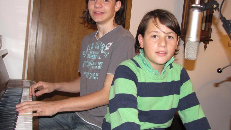 Jean je pri petnajstih pravi multiinstrumentalist, dva obvlada tudi Rene, najbol