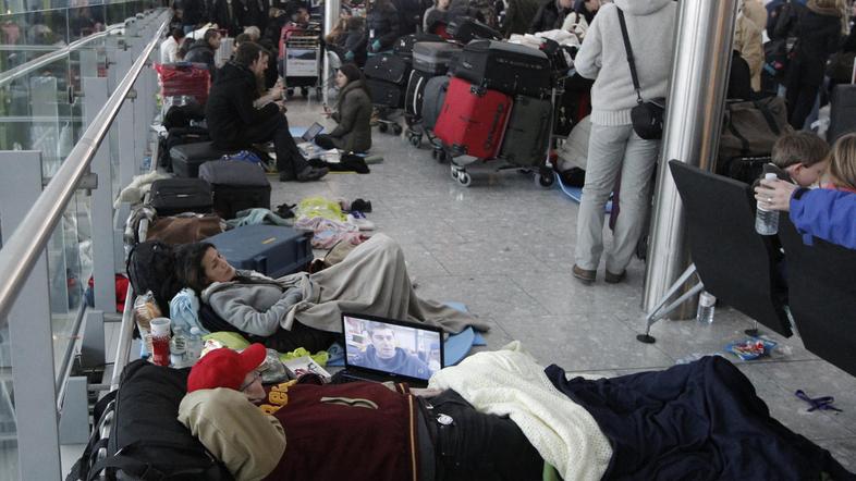 Nekateri potniki bodo zaradi odpovedanih letov božične praznike lahko preživeli 