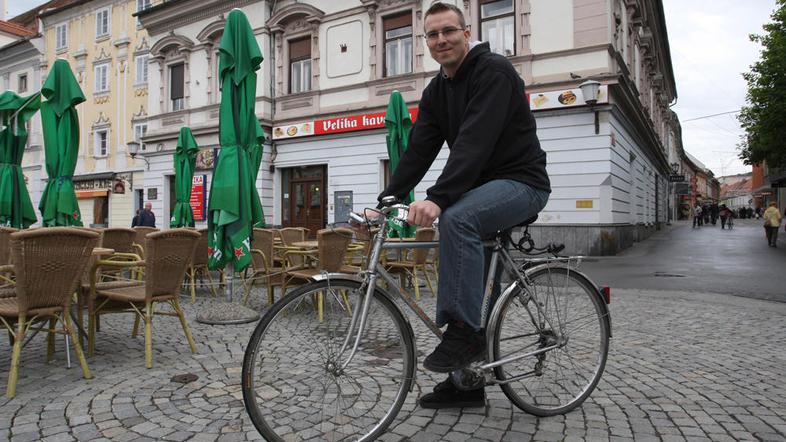 Kodrič, ki je imel obe ukradeni kolesi zaklenjeni, se zdaj v službo vozi s stari