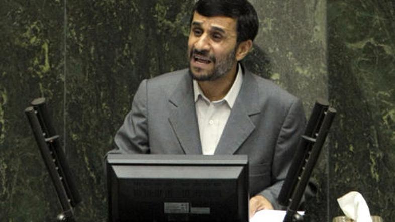 Mahmud Ahmadinedžad: "Ni druge poti kot spoštovanje zakona“.