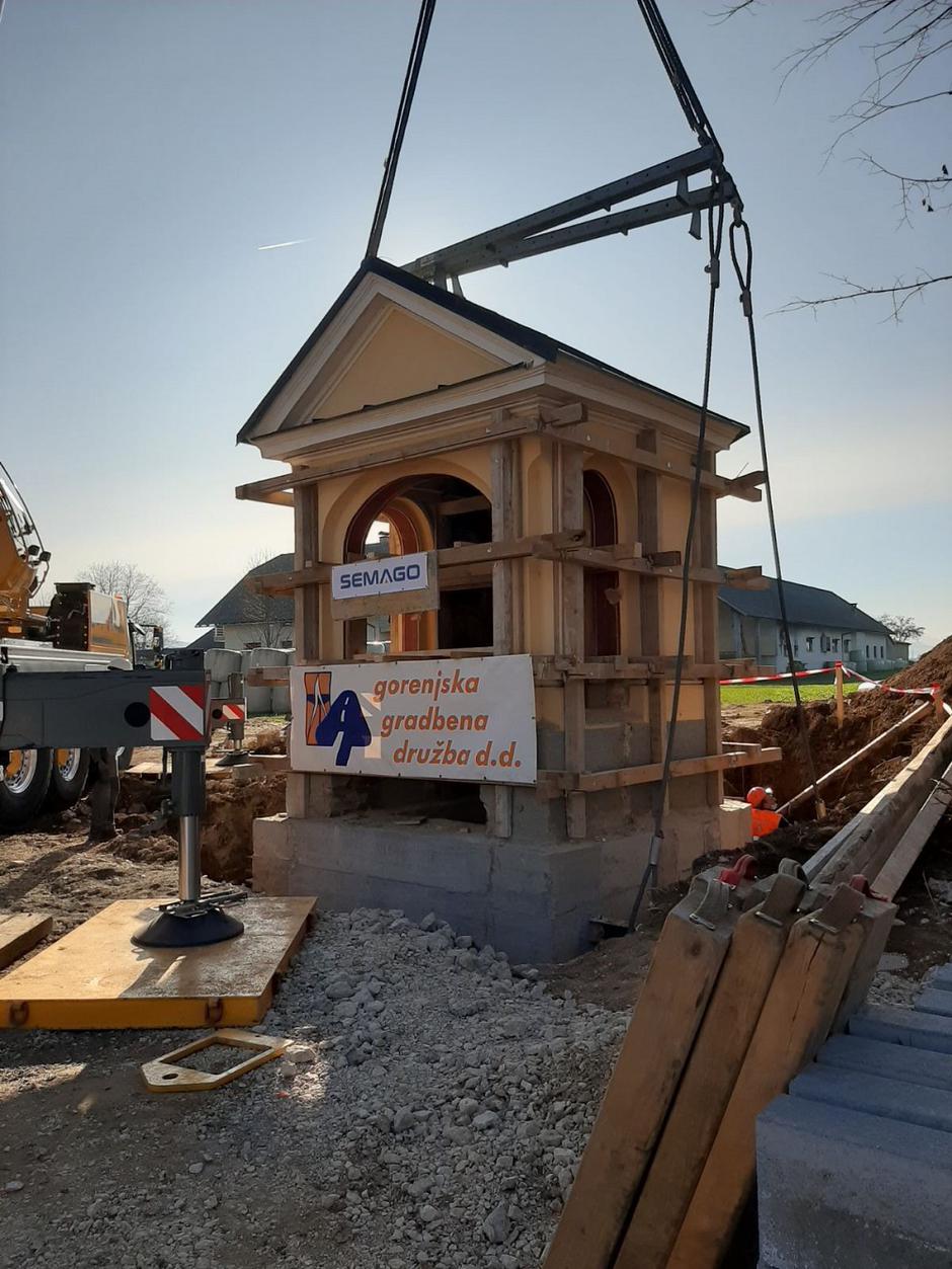 Prestavili več kot 60 ton težko kapelico | Avtor: pr Kranj