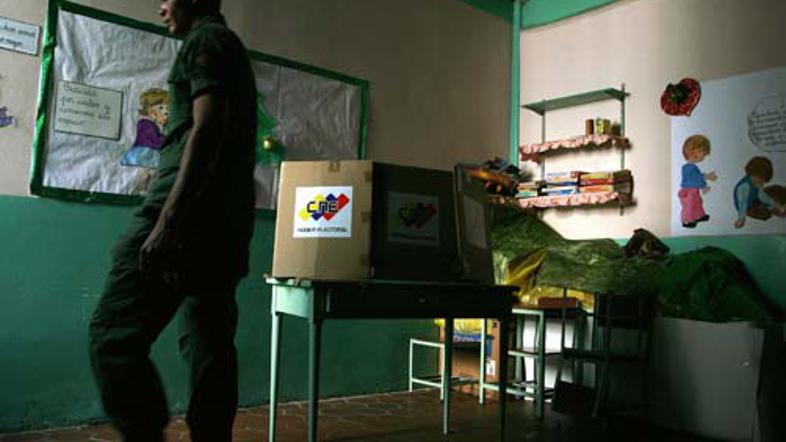 Na voliščih so postavljeni vojaki.