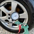 Polnjenje pnevmatik z zrakom, manometer