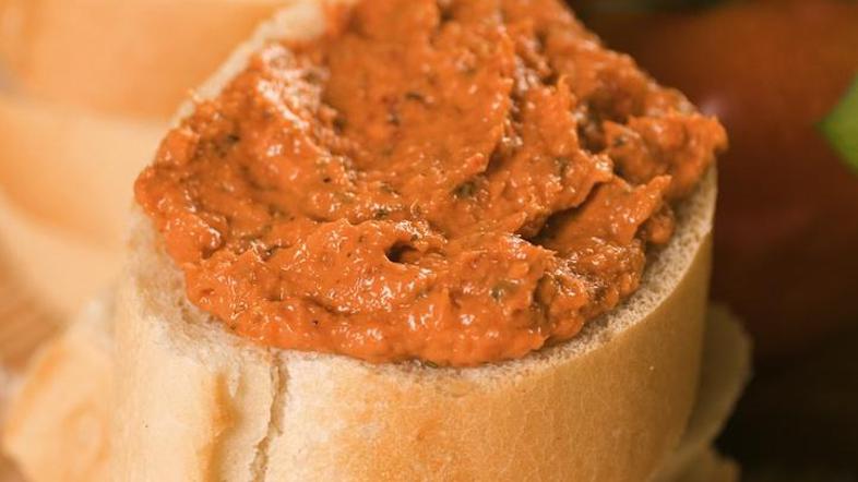 Kruhke bogato obložite s paradižnikovim namazom. (Foto: Shutterstock)