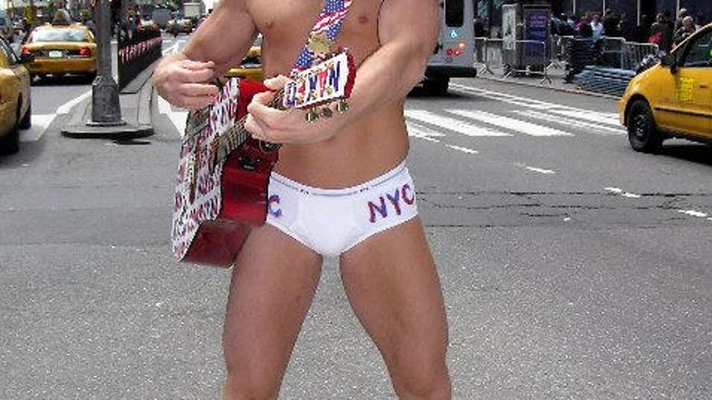 Če bo nagica podpisala pogodbo, bo morala Burcku vsako leto plačati pet tisoč do