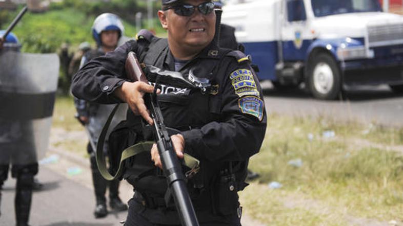 Ob meji z Venezuelo so tamkajšnji policisti našli najmanj deset trupel. Najverje