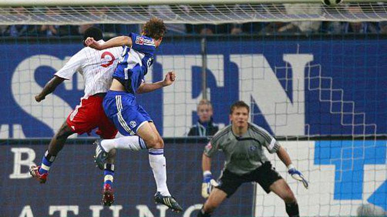 Benedikt Höwedes je poskrbel za delitev točk v Hamburgu.