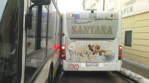 Avtobusa LPP sta se zagozdila na zožanem delu Poljanske ceste. (Foto: bralec)