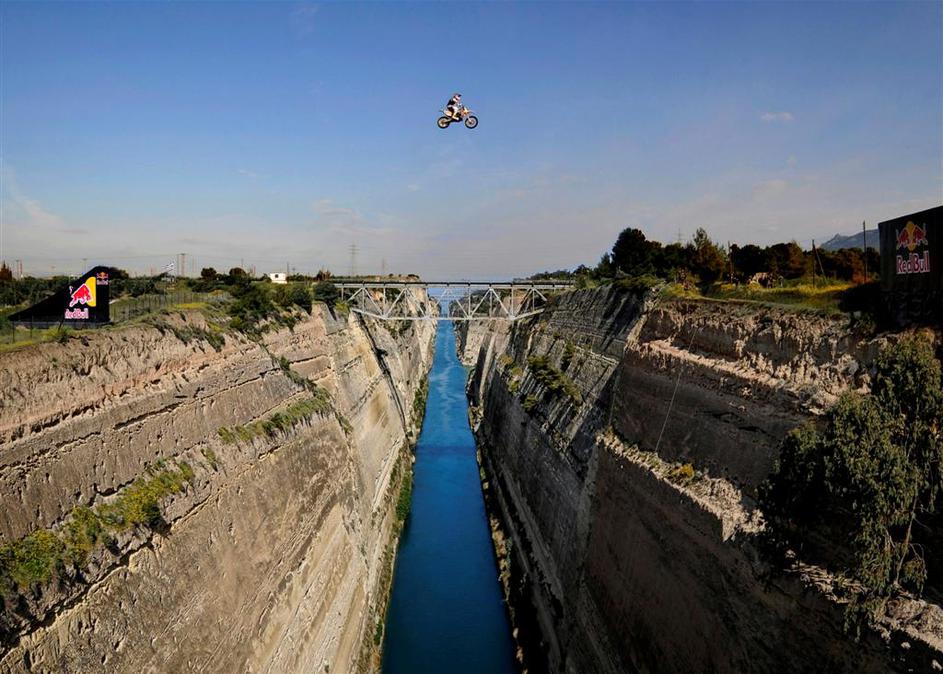 Robbie Maddison skok motokros Korintski kanal