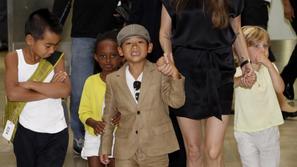 Brad Pitt in Angelina Jolie naj bi vsako leto za otroke zapravila okoli 10 milij