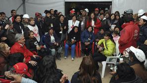 Čilski predsednik se je pred reševanjem srečal z družinami rudarjev. (Foto: Reut