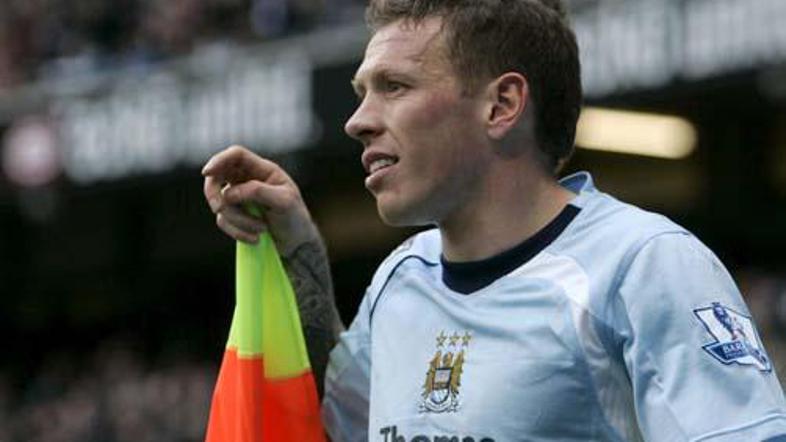 Craig Bellamy Slovence opozarja na ozračje na stadionu v Belfastu.