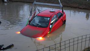 Vozilo v zbiralniku vode