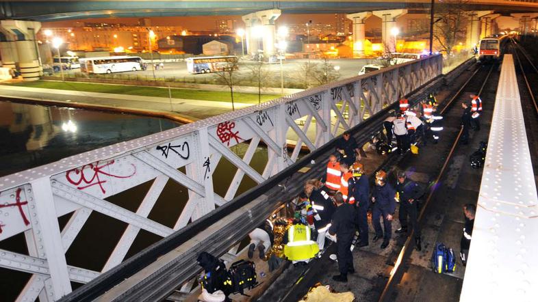 Železniški nadvoz se je iz bližnjice od štadiona do avtobusa spremenil v smrtno 