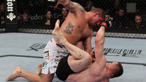 Udarci Brendana Schauba (zgoraj) so bili premočni za Mirka Filipovića (spodaj). 