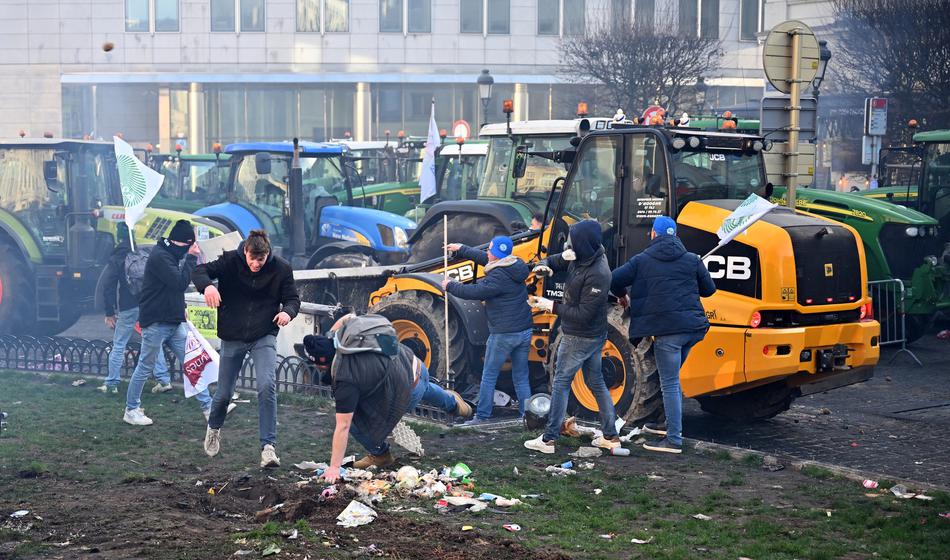 Masovni protest kmetov v Bruslju, med protestniki tudi Janša