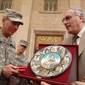 Iraški obrambni minister Abdul-Qader Mohammed Jassim (desno) izroča ameriškemu g