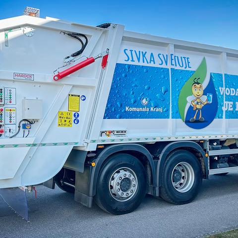 Komunala Kranj bo z novim tovornjakom s tehtnico tehtala odpadke.