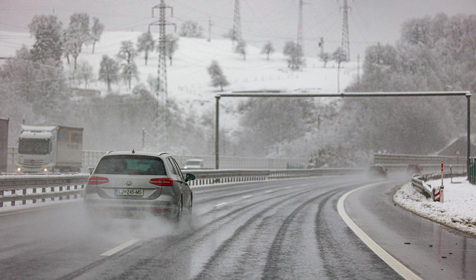 Meja sneženja vse nižja, Slovenijo zajela hladna fronta