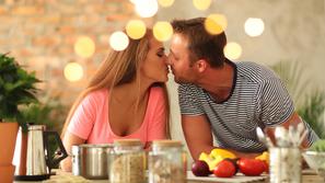 Testenine, par, ljubezen, zmenek, večerja