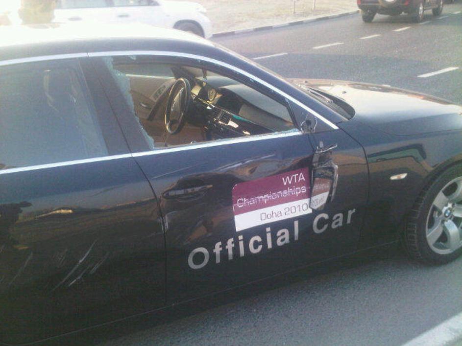 Takole sta Kim in njen agent Bob razbila avtomobil turnirja v Dohi. (Foto: twitt