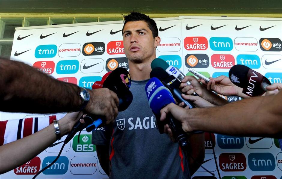 Cristiano Ronaldo pred novinarskimi mikrofoni | Avtor: EPA