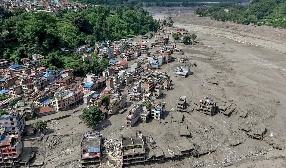 Grozljivo: Potres sprožil poplave, voda odnesla cele vasice, število mrtvih narašča