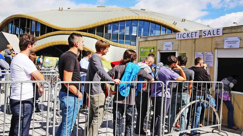 Sport 19.09.2013 prodaja vstopnic pred dvorano Arena Stozice, kje se odvija zakl