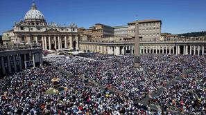 Beatifikacijo je v Vatikanu spremljalo več sto tisoč vernikov, tudi slovenskih. 