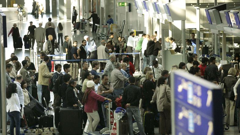 Zaradi neposredne nevarnosti so nemške varnostne sile aretirale tri domnevne ter