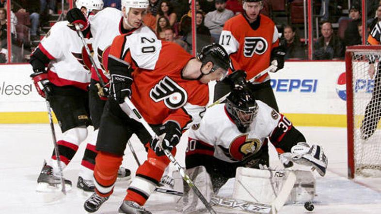 Mike Morrison, na fotografiji v dresu Ottawe (2006), bo v novi sezoni branil za 