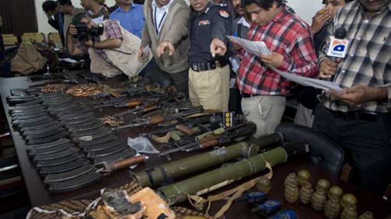 Pakistanska policija je novinarjem predstavila zaseženo orožje.