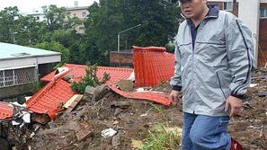 Tajfun Krosa je na svojem potovanju mimo Tajvana ubil 18 ljudi in povzročil večm