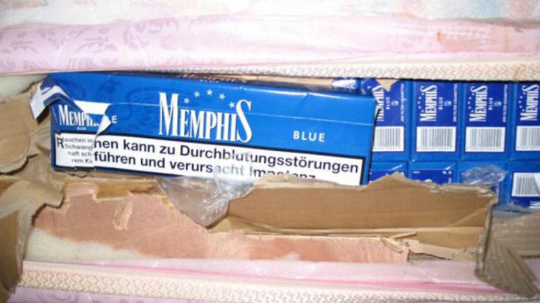 Cigarete v vzmetnicah so bile znamke Memphis, težke pa dobrih osem ton.