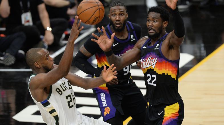 Khris Middleton in DeAndre Ayton