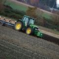 razno 02.11.07 traktor, plug, oranje, delo, zemlja, njiva, kmetovanje; foto:sasa