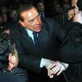 Berlusconi je moral zaradi poškodb po napadu s kipcem milanske katedrale na oper