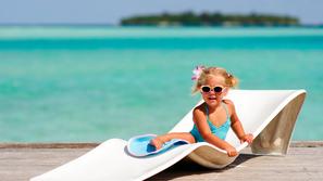 deklica, morje, sonce