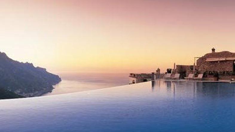Bazen hotela Caruso v italijanskem Ravellu je "neskončen bazen" (infinity pool),