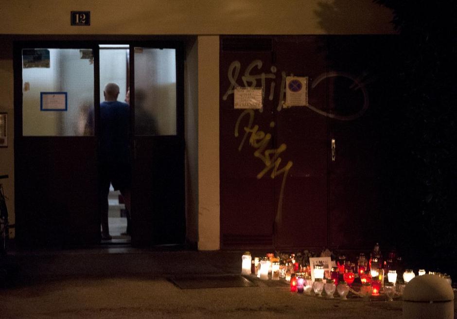 Sveče pred blokom, kjer se je zgodil umor | Avtor: Daniel Kasap/PIXSELL
