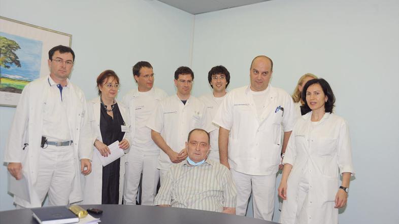 Na sliki del ekipe, ki je opravila poseg: doc. dr. Damjan Kovač, prof. dr. Mirta