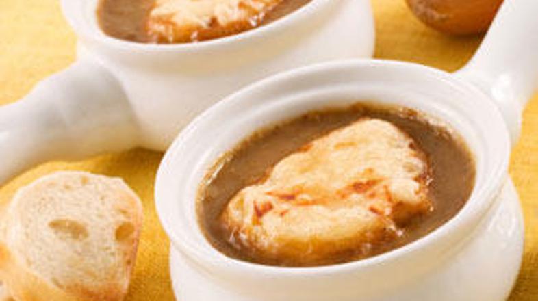 Okus slastne juhe zaokroži gratiniran toast s sirom.