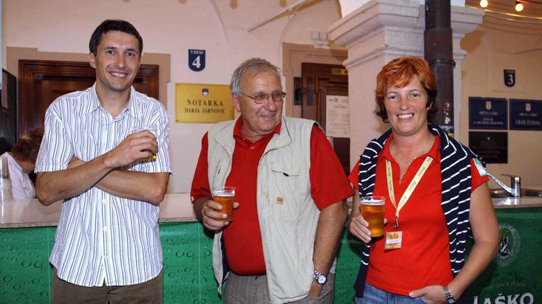 Na pivu in cvetju so vselej tudi znani Laščani: (od leve) direktor Radenske Toma