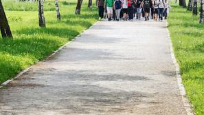 Ljubljana 10.05.2013 otroci na sprehodu po PST-ju, pot spominov in tovaristva (k