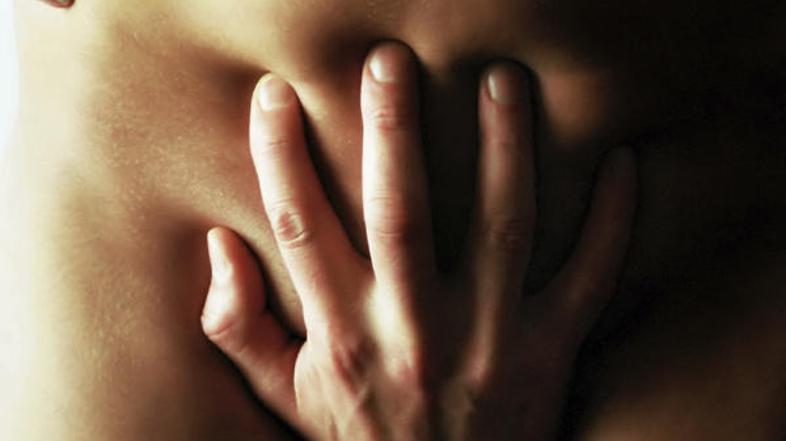 Moja roka je zlezla za njegove hlačke, njegova pa k moji vlažni muci ...