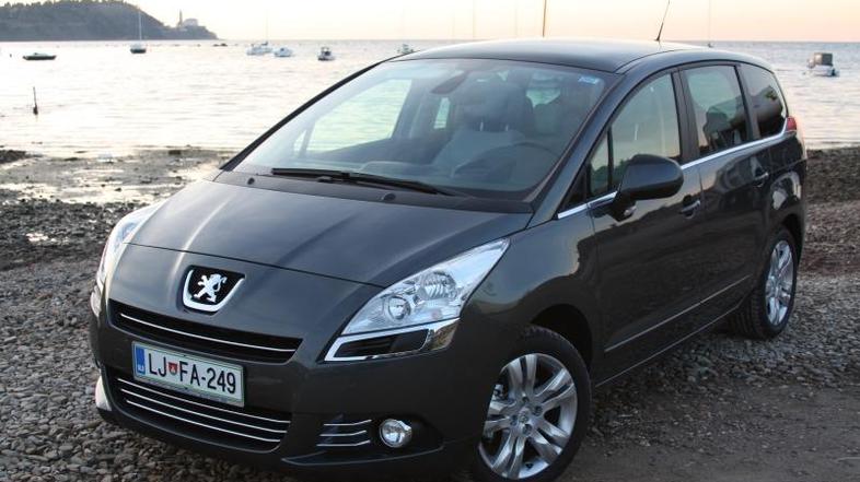 5008 je v marsikaterem pogledu močno podoben manjšemu 3008. Delita si dinamično 