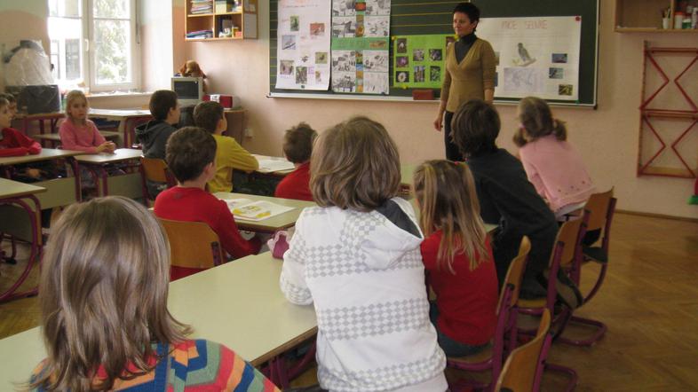 V šolskem letu 2009/10 sta v povprečju na posameznih šolah po dva oddelka prvih 