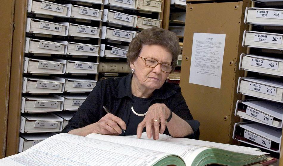 Sodniška pomočnica: "Delala sem namesto sodnika, denar je pobiral on"